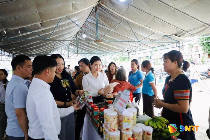 Đại biểu tham quan gian hàng giới thiệu nông sản, sản phẩm OCOP, dược liệu, thổ cẩm và hàng thủ công đặc trưng vùng cao. Ảnh: HUỲNH LÊ