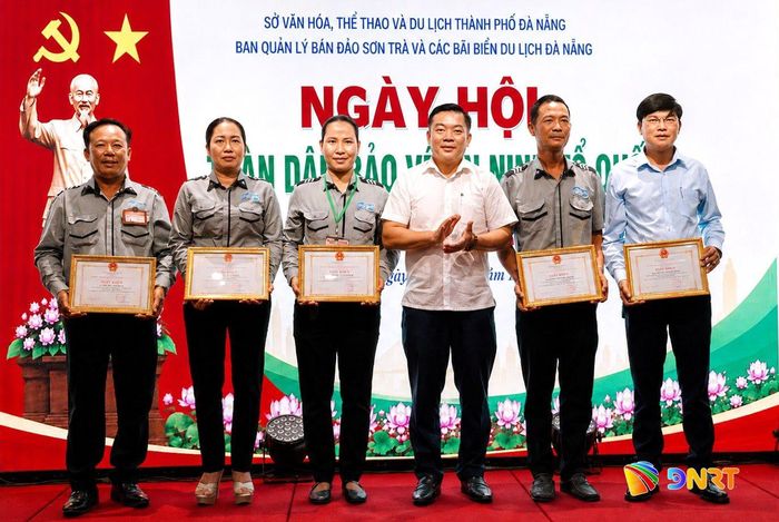 Sở Văn hóa, Thể thao và Du lịch tặng Giấy khen cho các cá nhân có thành tích trong phong trào toàn dân bảo vệ an ninh Tổ quốc. Ảnh: NGỌC HÀ
