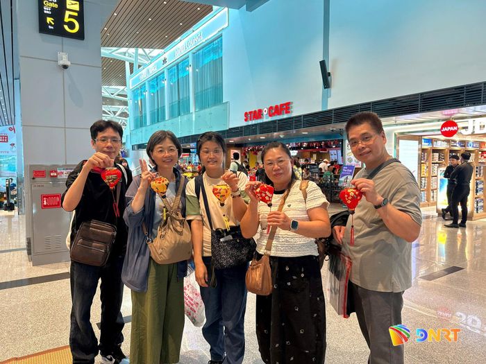 Du khách trải nghiệm làm đèn lồng. Ảnh: Trung tâm Bảo tồn di sản văn hoá Thế giới Hội An