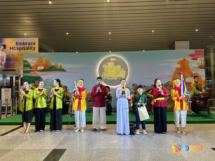 Nhà Biểu diễn Nghệ thuật cổ truyền thuộc Trung tâm Bảo tồn di sản văn hoá thế giới Hội An trình diễn các tiết mục tại sân bay. Ảnh: Trung tâm Bảo tồn di sản văn hóa thế giới Hội An