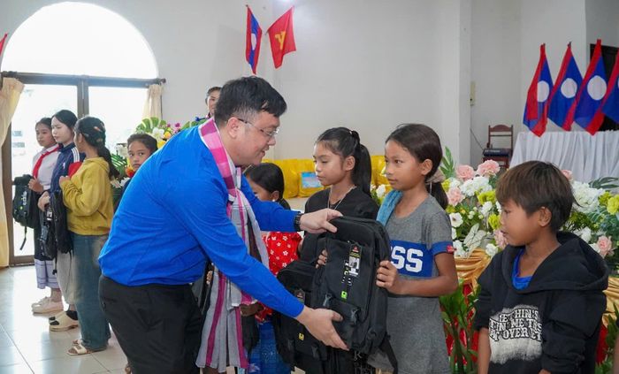 Đoàn tình nguyện tặng quà cho học sinh có hoàn cảnh khó khăn. Ảnh: ĐVCC