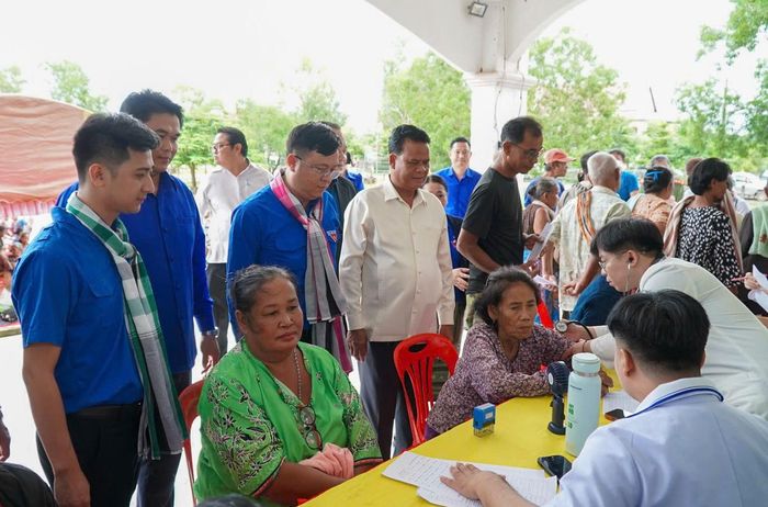 Đoàn tình nguyện khám bệnh, tư vấn, phát thuốc miễn phí cho người dân địa phương. Ảnh: ĐVCC