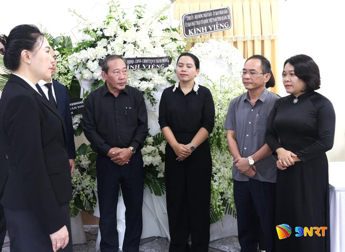 Trưởng ban Tuyên giáo và Dân vận Thành ủy Huỳnh Thị Thùy Dung (bìa phải) gửi lời chia buồn đến Tổng Lãnh sự nước Cộng hòa Dân chủ Nhân dân Lào tại Đà Nẵng Vonekhamsy Cheuangmanyong. Ảnh: NGỌC HÀ