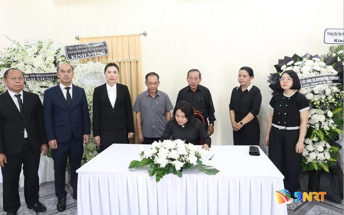 Trưởng ban Tuyên giáo và Dân vận Thành ủy Huỳnh Thị Thùy Dung ghi sổ tang tại lễ viếng. Ảnh: NGỌC HÀ