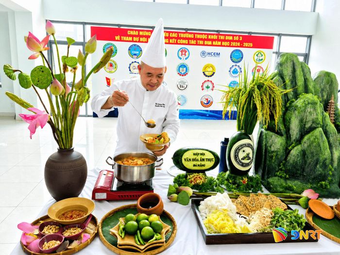 Trình diễn nấu mỳ Quảng bên lề hội thảo. Ảnh: QUỐC TUẤN