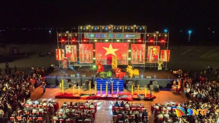 Các chương trình nghệ thuật, sự kiện cộng đồng trên không gian ven biển góp phần kích hoạt dòng khách và làm phong phú sản phẩm kinh tế đêm.