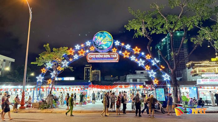 Chợ đêm Sơn Trà là một trong những điểm đến sôi động, góp phần hình thành chuỗi trải nghiệm kinh tế đêm ở bờ Đông sông Hàn.
