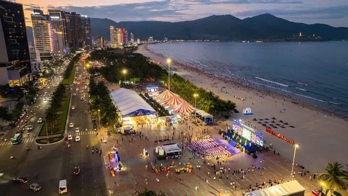 Khu vực biển Mỹ Khê sôi động về đêm, tạo lợi thế để An Hải kết nối không gian biển với các tuyến phố, dịch vụ và điểm vui chơi.
