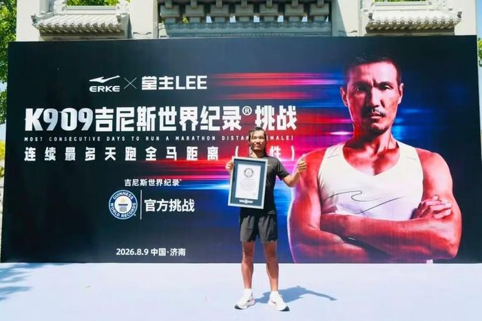 Li Shuangyong đã phá kỷ lục 366 ngày của vận động viên người Brazil Hugo Parias xác lập năm 2023 và nhận giấy chứng nhận kỷ lục tại tỉnh nhà Sơn Đông. Ảnh: SCMP