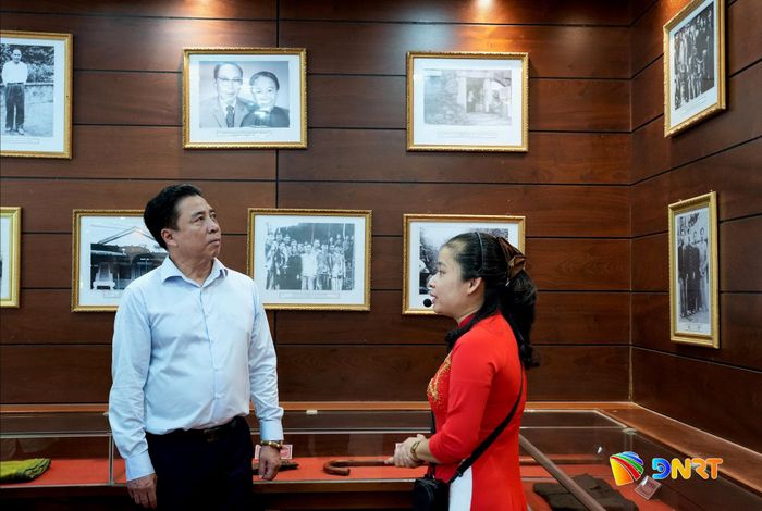 Phó Bí thư Thường trực Thành ủy Nguyễn Khắc Toàn tham quan nhà trưng bày tại Khu lưu niệm Chủ tịch Hội đồng Nhà nước Võ Chí Công. Ảnh: T.CÔNG