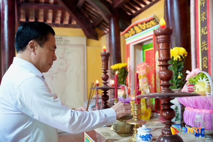 Phó Bí thư Thường trực Thành ủy Nguyễn Khắc Toàn dâng hương tại đình làng Thạch Tân. Ảnh: T.CÔNG