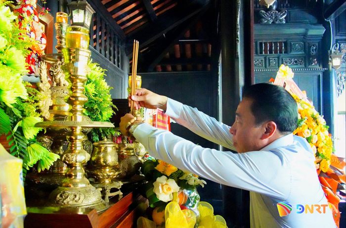 Phó Bí thư Thường trực Thành ủy Nguyễn Khắc Toàn dâng hương tại Khu lưu niệm Chủ tịch Hội đồng Nhà nước Võ Chí Công. Ảnh: T.CÔNG