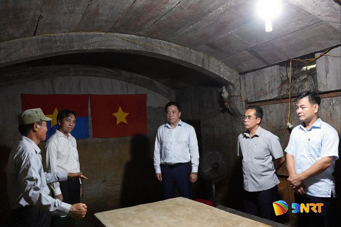 Phó Bí thư Thường trực Thành ủy Nguyễn Khắc Toàn cùng các đại biểu thăm hầm chỉ huy thuộc Địa đạo Kỳ Anh. Ảnh: T.CÔNG
