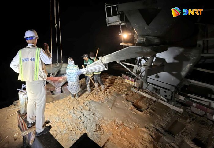 Công nhân thi công ban đêm, tranh thủ thời tiết thuận lợi để đẩy nhanh tiến độ trước mùa mưa. Ảnh: ĐỨC DUY
