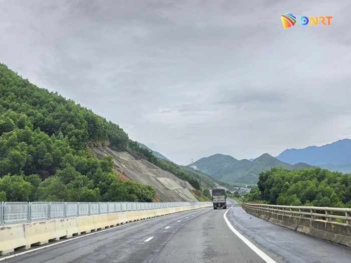 Nhà thầu thi công cầu cạn Km50+700, hạng mục được bổ sung để xử lý vị trí sạt trượt phát sinh sau mưa bão. Ảnh: ĐỨC DUY