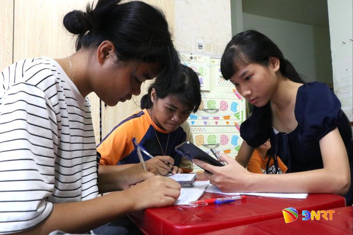 Thiếu thiết bị học tập, điều kiện tiếp cận công nghệ còn hạn chế và sự thiếu hụt người hướng dẫn chuyên môn đang là những rào cản khiến trẻ em tại Làng Hòa Bình khó bắt nhịp với môi trường số. Ảnh: THÚY HIỀN