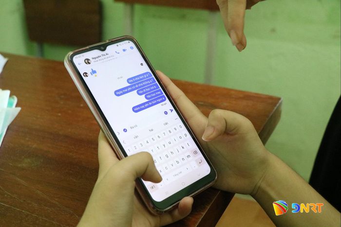 Những chiếc điện thoại ít ỏi giúp các em tại Làng Hòa Bình Quảng Nam duy trì kết nối với gia đình và tiếp cận tri thức trong môi trường số. Ảnh: THÚY HIỀN