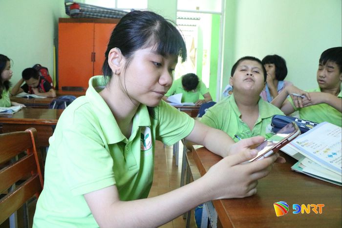 Rào cản ngôn ngữ và khả năng tiếp nhận âm thanh khiến nhiều trẻ khiếm thính gặp khó khăn khi tiếp cận các thiết bị số và nền tảng công nghệ hiện nay. Ảnh: THÚY HIỀN