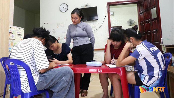 Mẹ Hiệp luôn sát sao trong từng giờ học, vừa hỗ trợ việc học tập vừa định hướng các em sử dụng thiết bị số an toàn, hiệu quả. Ảnh: THÚY HIỀN