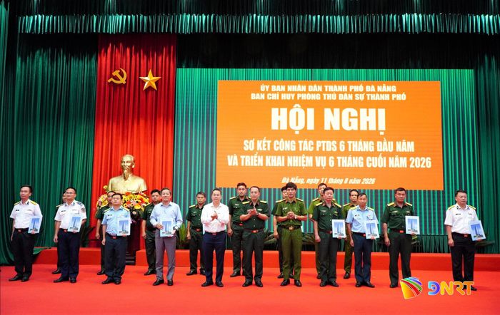 Lãnh đạo thành phố chứng kiến các đơn vị ký kết Hiệp đồng ứng phó sự cố, thiên tai, thảm họa và tìm kiếm cứu nạn trong công tác phòng thủ dân sự. Ảnh: VINH ANH
