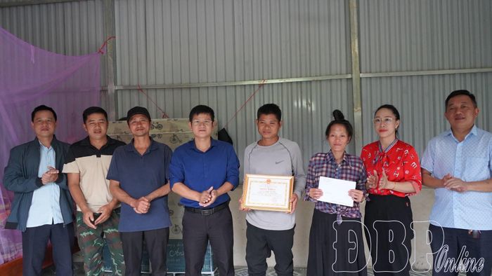Lãnh đạo xã Na Sang tặng Giấy khen, biểu dương tinh thần, ý chí vươn lên của gia đình anh Lường Văn Piến.