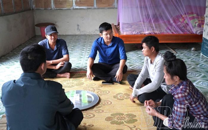 Lãnh đạo xã Na Sang trao đổi, nắm bắt tâm tư của người dân thôn Hin trong phát triển kinh tế, vươn lên thoát nghèo.
