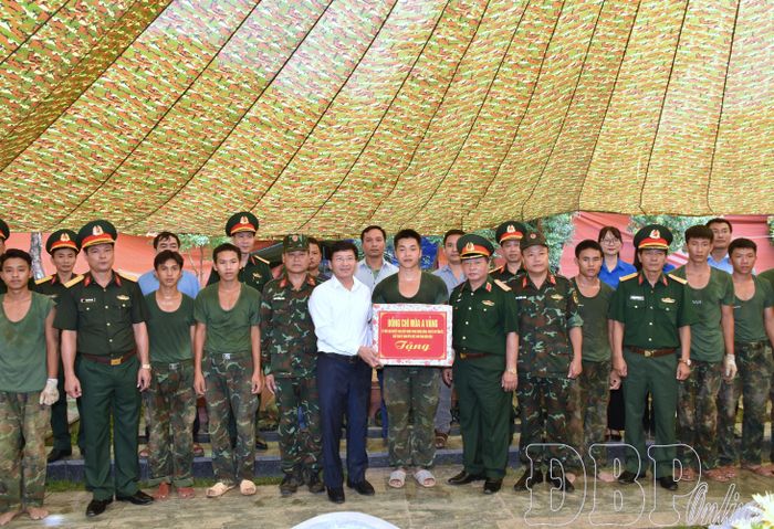 Phó Bí thư Tỉnh ủy Mùa A Vảng tặng quà cán bộ, chiến sĩ và các lực lượng tham gia Chiến dịch 500 ngày đêm tại Nghĩa trang Liệt sĩ quốc gia A1.