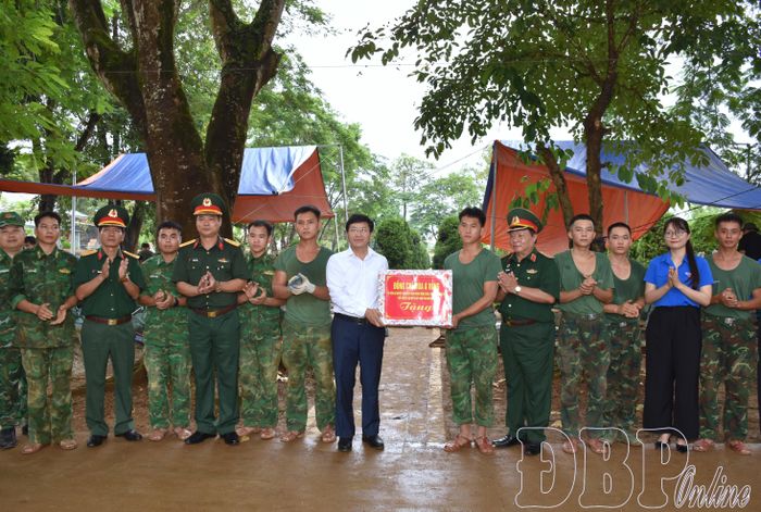 Phó Bí thư Tỉnh ủy Mùa A Vảng tặng quà cán bộ, chiến sĩ và các lực lượng tham gia Chiến dịch 500 ngày đêm tại Nghĩa trang Liệt sĩ quốc gia Độc Lập.