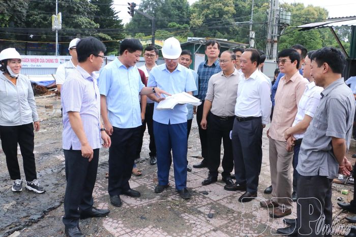 Đồng chí Lê Thành Đô, Phó Bí thư Thường trực Tỉnh ủy, Chủ tịch HĐND tỉnh cùng đoàn công tác kiểm tra, thực địa tại Dự án Bảo tàng tỉnh.