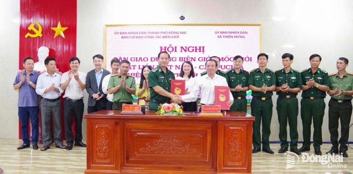 Ban Chỉ đạo công tác biên giới thành phố Đồng Nai và xã Thiện Hưng ký biên bản và bàn giao hồ sơ về hệ thống đường biên, mốc quốc giới cho xã Thiện Hưng.
