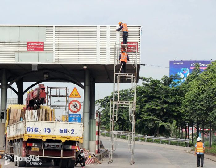 Nhà thầu phấn đấu hoàn thành tháo dỡ trạm thu phí cầu Đồng Nai trước ngày 2-9. Ảnh: Phạm Tùng