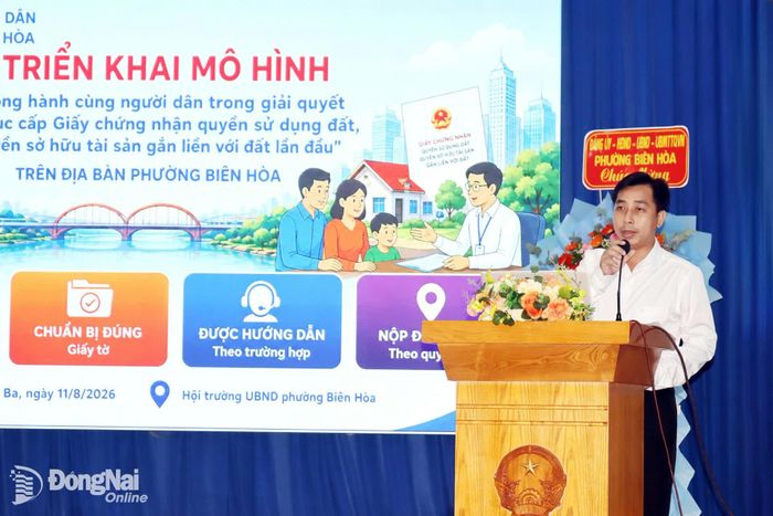 Cán bộ Phòng Kinh tế, Hạ tầng và Đô thị phường Biên Hòa phổ biến mô hình tại chương trình. Ảnh: Hoàng Lộc