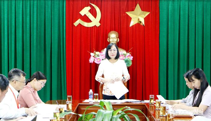 Thành ủy viên, Phó Chủ tịch UBND thành phố Nguyễn Thị Hoàng phát biểu tại cuộc họp. Ảnh: Văn Truyên