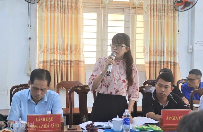 Đại diện Ban Công tác mặt trận ấp Gia Yên (xã Gia Kiệm) báo cáo tại buổi làm việc. Ảnh: Nga Sơn