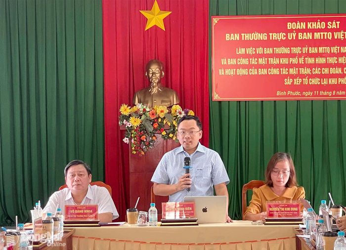 Thành ủy viên, Phó Chủ tịch Ủy ban MTTQ Việt Nam thành phố, Bí thư Thành đoàn Nguyễn Minh Kiên phát biểu tại buổi làm việc với Ủy ban MTTQ Việt Nam phường Bình Phước. Ảnh: CTV