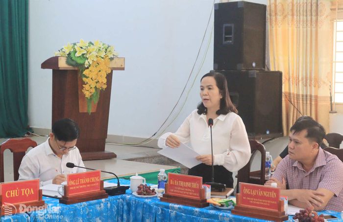 Chủ tịch Ủy ban MTTQ Việt Nam xã Gia Kiệm Hà Thị Linh Thúy báo cáo tình hình sắp xếp, kiện toàn tổ chức, hoạt động của ban công tác mặt trận, các chi đoàn, chi hội tại xã Gia Kiệm. Ảnh: Nga Sơn