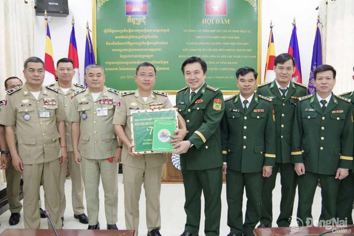 Đại tá Nguyễn Anh Đức, Phó Chỉ huy trưởng Bộ Chỉ huy Quân sự thành phố kiêm Chỉ huy trưởng Ban Chỉ huy Bộ đội Biên phòng thành phố Đồng Nai tặng quà cho đoàn công tác Ty Công an tỉnh Kratie. Ảnh: Tú Trịnh