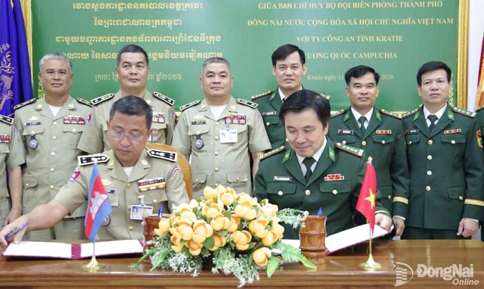 Đại diện hai bên ký biên bản tiếp tục phối hợp giữ gìn an ninh trật tự khu vực biên giới. Ảnh: Tú Trịnh