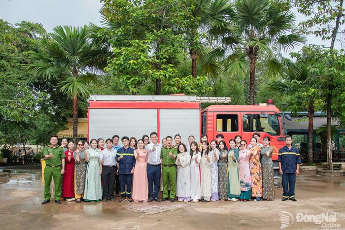 CBCS Cảnh sát PCCC và CNCH chụp ảnh lưu niệm cùng giáo viên nhà trường