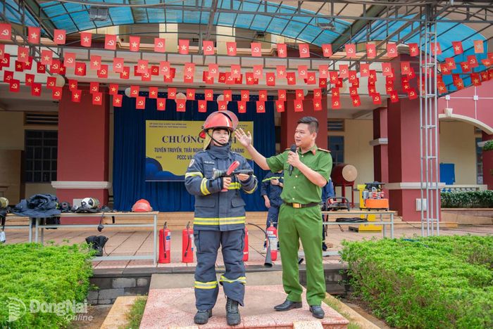 Lực lượng Cảnh sát PCCC và CNCH giới thiệu các thiết bị bảo hộ, chữa cháy