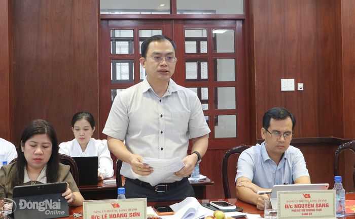 Chủ tịch UBND phường Long Thành Lê Hoàng Sơn phát biểu ý kiến tại buổi làm việc. Ảnh: Phạm Tùng