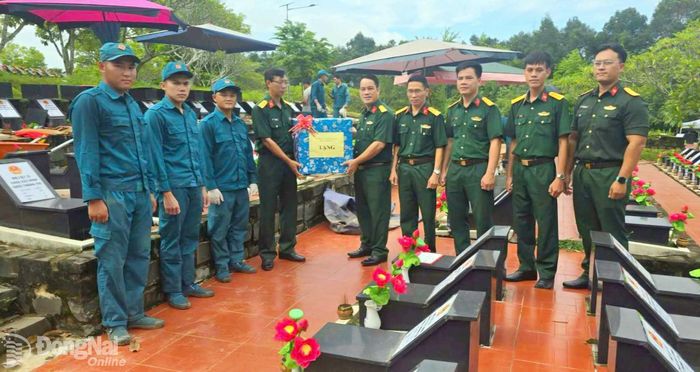 Thượng tá Bùi Viết Hùng và đoàn công tác tặng quà cán bộ, chiến sĩ dân quân đang làm nhiệm vụ tại Nghĩa trang liệt sĩ Bình Phước (xã Đồng Tâm, thành phố Đồng Nai). Ảnh: ĐVCC