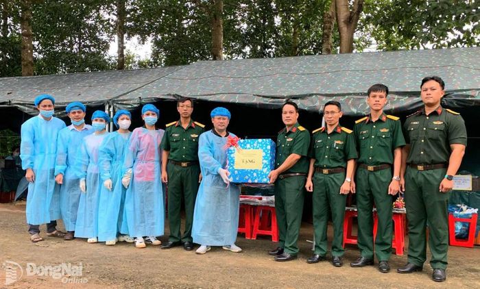 Thượng tá Bùi Viết Hùng cùng đoàn công tác tặng quà lực lượng y, bác sĩ lấy mẫu phục vụ xét nghiệm. Ảnh: ĐVCC