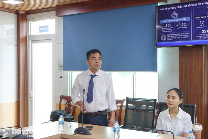 Bác sĩ chuyên khoa II Nguyễn Kim Kiên, Phó Trưởng khoa Ngoại tổng hợp - Tiêu hóa, Bệnh viện Đa khoa Đồng Nai báo cáo nội dung đề tài. Ảnh: Thanh Cảnh