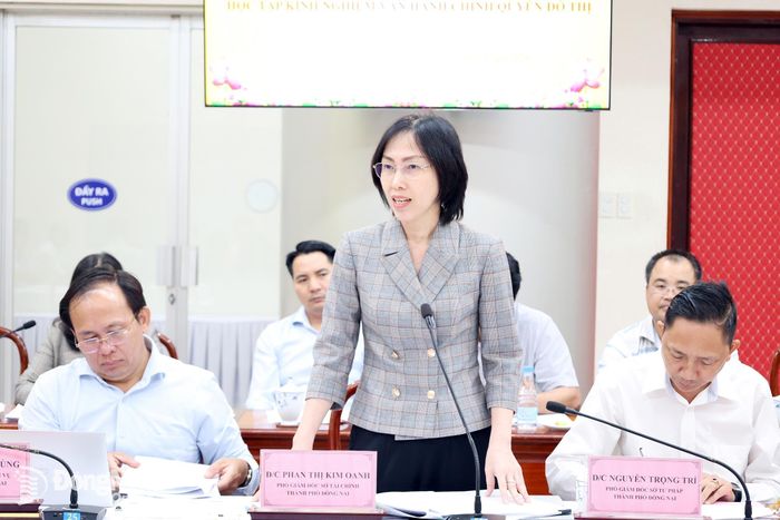 Đại diện lãnh đạo các sở, ngành của thành phố Đồng Nai trao đổi tại buổi làm việc. Ảnh: Hồ Thảo