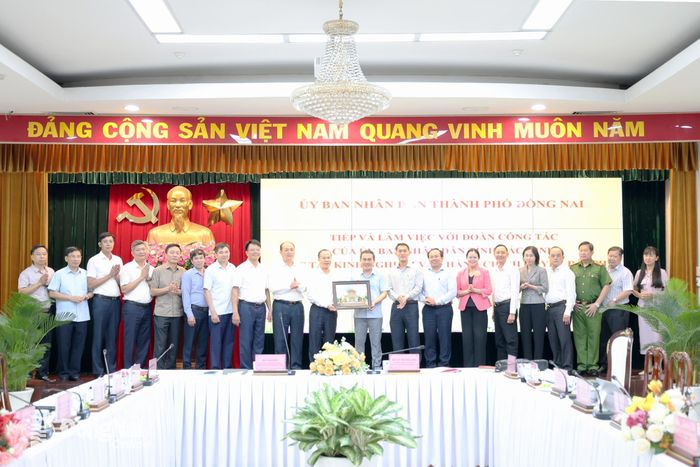 Lãnh đạo thành phố Đồng Nai tặng quà lưu niệm cho đoàn công tác tỉnh Bắc Ninh. Ảnh: Hồ Thảo