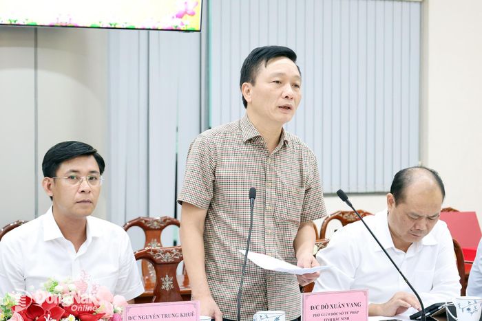 Các thành viên đoàn công tác của tỉnh Bắc Ninh trao đổi tại buổi làm việc. Ảnh: Hồ Thảo