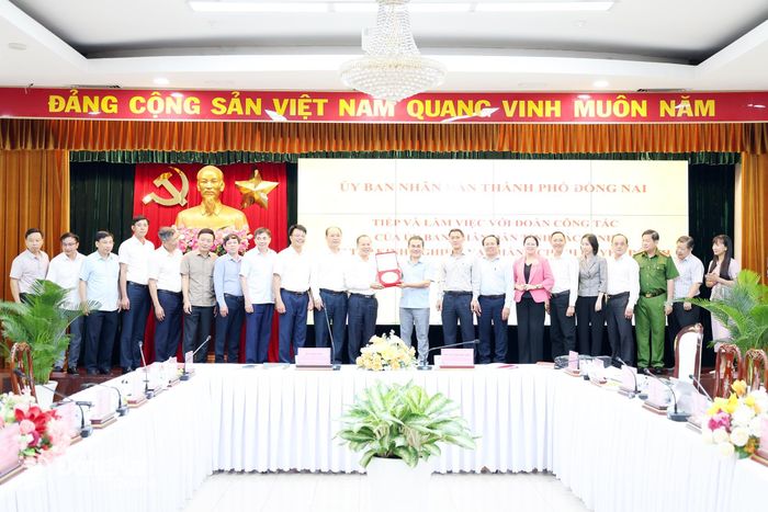 Đoàn công tác của tỉnh Bắc Ninh tặng quà cho thành phố Đồng Nai. Ảnh: Hồ Thảo