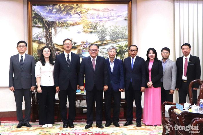 Ủy viên Ban Thường vụ Thành ủy, Phó Chủ tịch Thường trực UBND thành phố Đồng Nai Nguyễn Kim Long cùng lãnh đạo một số sở, ngành chụp ảnh lưu niệm với đoàn công tác của Tổng Lãnh sự quán Hàn Quốc tại Thành phố Hồ Chí Minh. Ảnh: Ngọc Liên