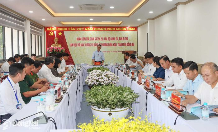 Ủy viên Ủy ban Kiểm tra Trung ương Ngô Đăng Nhật chủ trì buổi làm việc với Ban Thường vụ Đảng ủy phường Đồng Xoài. Ảnh: Quang Minh